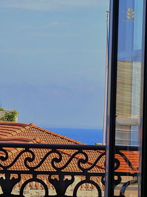 Apartment / Etagenwohnung in Menton, Alpes-Maritimes