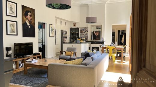 Apartment / Etagenwohnung in Nîmes, Gard