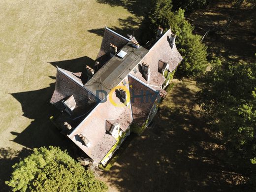 Castillo en Bourbon-l'Archambault, Allier