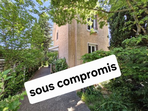 Maison de luxe à Bron, Rhône