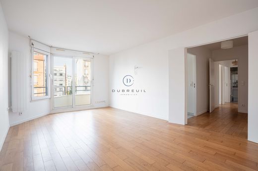 Apartment / Etagenwohnung in Courbevoie, Hauts-de-Seine