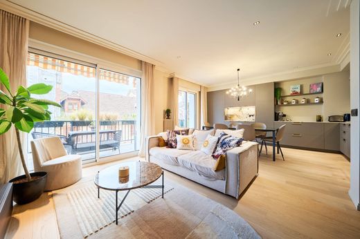 Apartment / Etagenwohnung in Annecy, Haute-Savoie