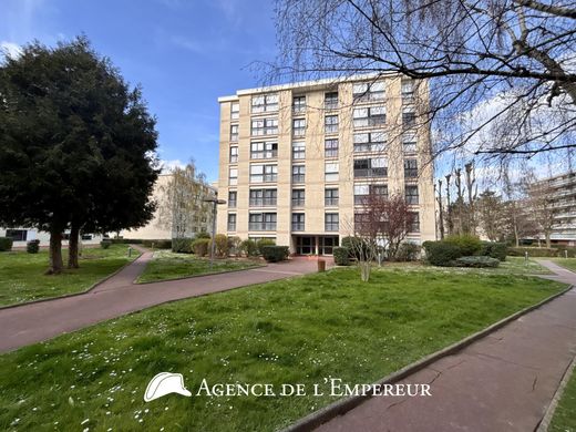 Apartment / Etagenwohnung in Rueil-Malmaison, Hauts-de-Seine
