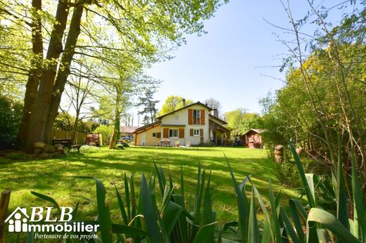 Luxury home in Les Essarts-le-Roi, Yvelines