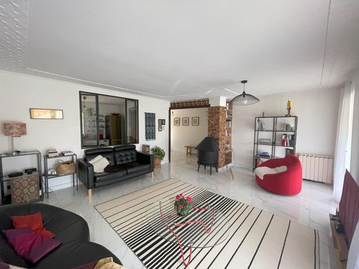 Luxury home in Floirac, Gironde