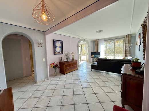 Apartment / Etagenwohnung in Annecy, Haute-Savoie