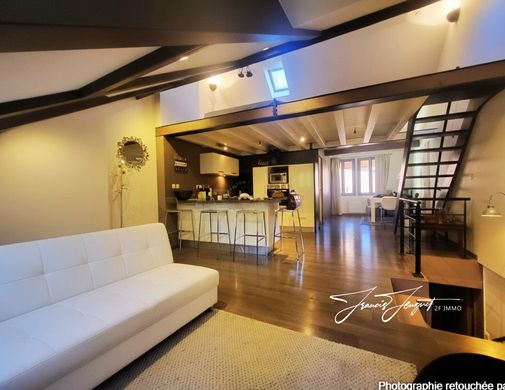 Apartment / Etagenwohnung in Annecy, Haute-Savoie