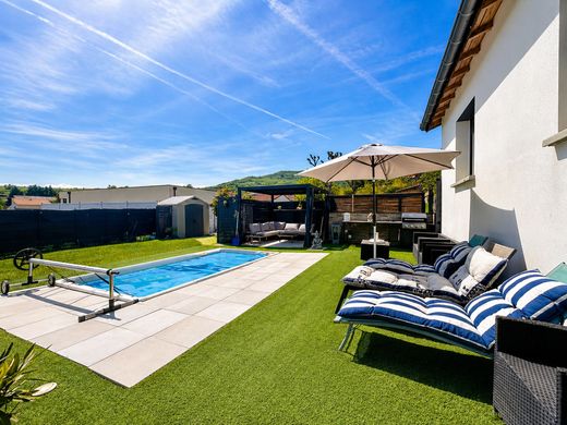 Luxury home in Pérignat-lès-Sarliève, Puy-de-Dôme