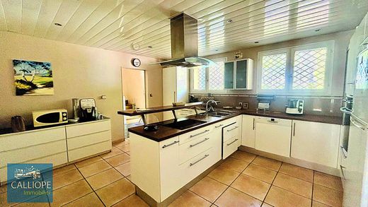 Luxury home in Le Pian-Médoc, Gironde