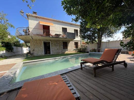 Casa di lusso a Villeneuve-lès-Avignon, Gard