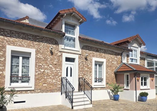 منزل ﻓﻲ Combs-la-Ville, Seine-et-Marne