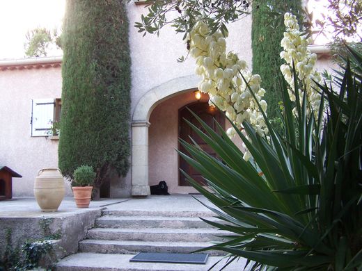 Luxus-Haus in Entraigues-sur-la-Sorgue, Vaucluse