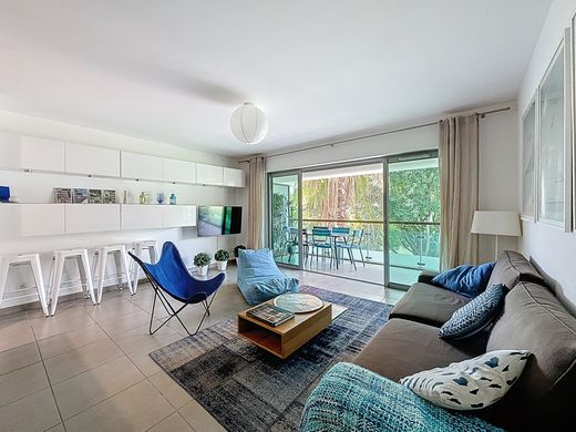 Antibes, Alpes-Maritimesのアパートメント