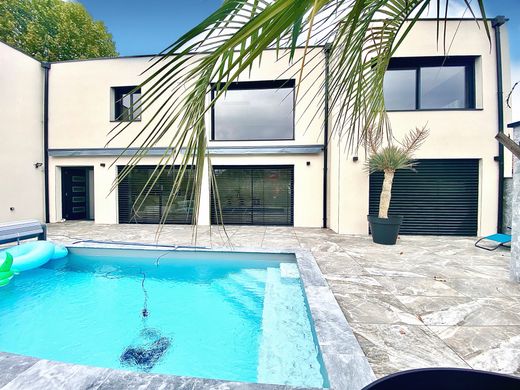 Luxury home in Roanne, Loire