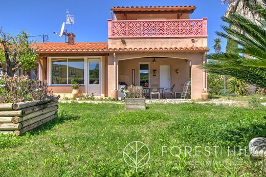 Villa in Maureillas-las-Illas, Pyrénées-Orientales