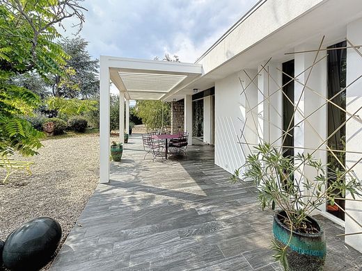 Villa in Saint-Martin-la-Plaine, Loire