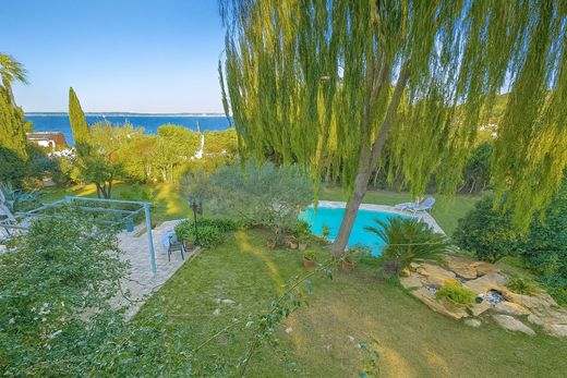 Villa in Saint-Mitre-les-Remparts, Bouches-du-Rhône