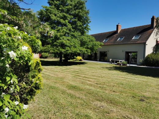 豪宅  Lusigny, Allier