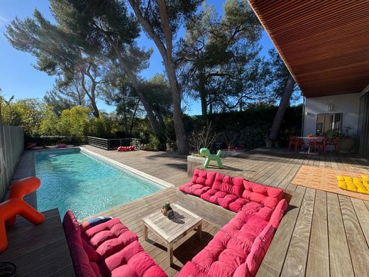 ‏בתי יוקרה ב  נים, Gard