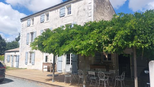 Элитный дом, Saint-Maxire, Deux-Sèvres