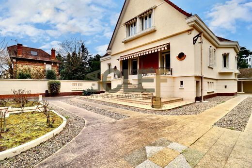 Luxus-Haus in Bourg-la-Reine, Hauts-de-Seine