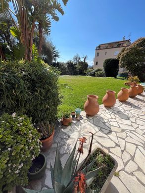 Apartment / Etagenwohnung in Antibes, Alpes-Maritimes