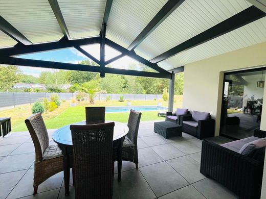 Πολυτελή κατοικία σε Saint-Jean-d'Illac, Gironde