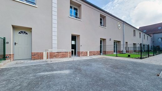 منزل ﻓﻲ Bussy-Saint-Georges, Seine-et-Marne