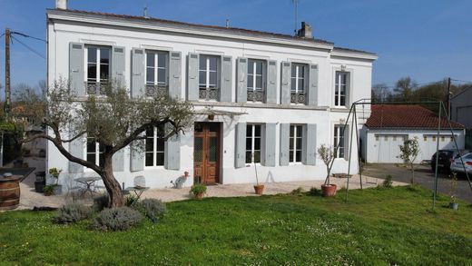 Saintes, Charente-Maritimeの高級住宅
