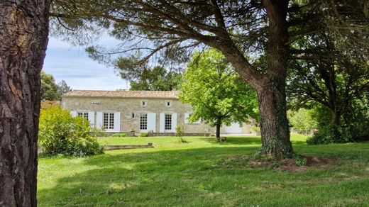Элитный дом, Chenac-Saint-Seurin-d'Uzet, Приморская Шаранта