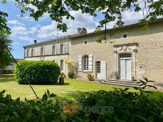 Casa di lusso a Saint-André-de-Lidon, Charente-Maritime