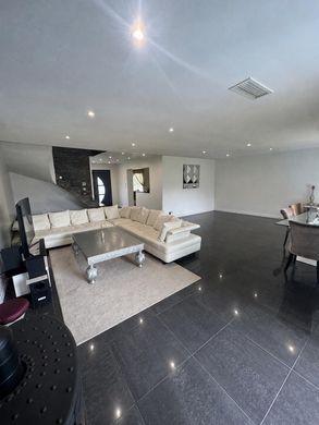 Luxury home in Carbon-Blanc, Gironde