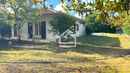 Luxury home in Blanquefort, Gironde