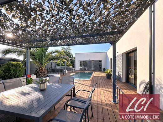 Luxury home in Mios, Gironde