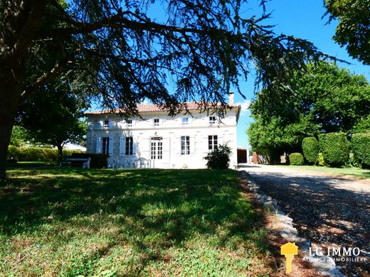 Saint-Fort-sur-Gironde, Charente-Maritimeの高級住宅