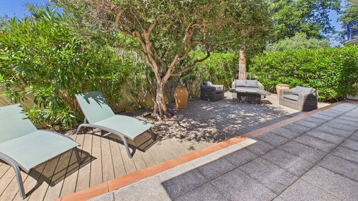 Apartment / Etagenwohnung in Carqueiranne, Var