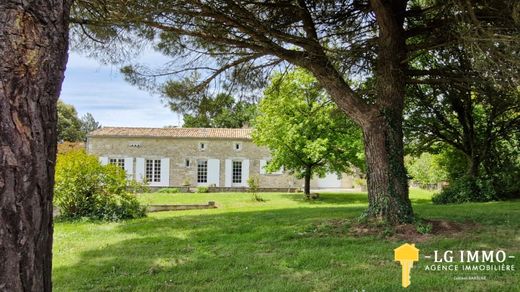 Casa di lusso a Chenac-Saint-Seurin-d'Uzet, Charente-Maritime