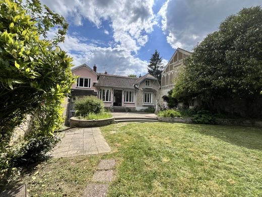 Casa de lujo en Jouy-le-Moutier, Valle de Oise
