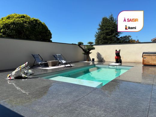 Luxus-Haus in Heyrieux, Isère