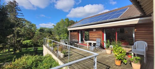 Luxury home in Breuil-Bois-Robert, Yvelines