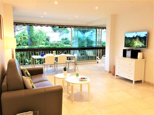 Apartment / Etagenwohnung in Mandelieu-la-Napoule, Alpes-Maritimes