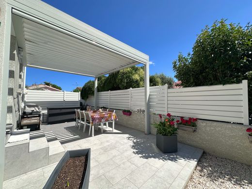 Luxe woning in Saint-Cyprien-Plage, Pyrénées-Orientales