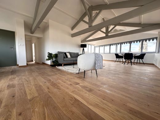 Apartment / Etagenwohnung in Nîmes, Gard