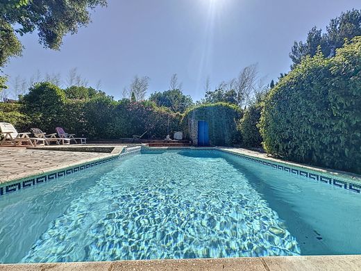 빌라 / Nîmes, Gard