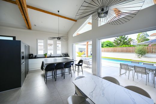 Casa di lusso a Bassens, Gironda