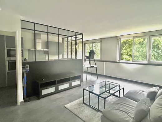 Apartment / Etagenwohnung in Courbevoie, Hauts-de-Seine