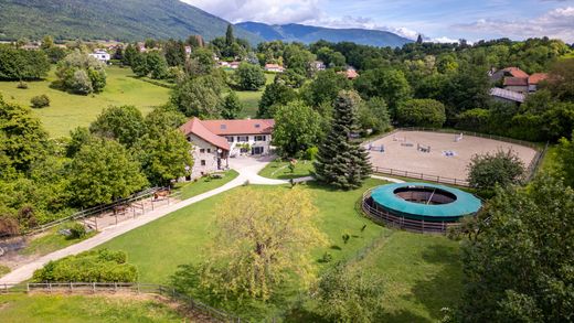 Casa di lusso a Saint-Genis-Pouilly, Ain