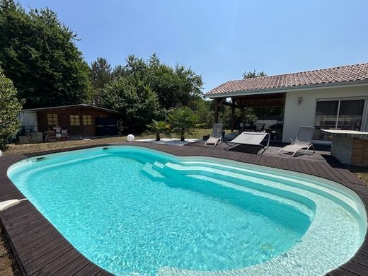 منزل ﻓﻲ Salles, Gironde