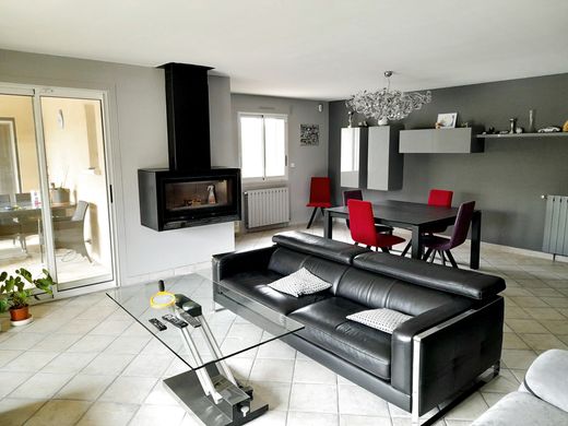 Willa w Ribaute-les-Tavernes, Gard