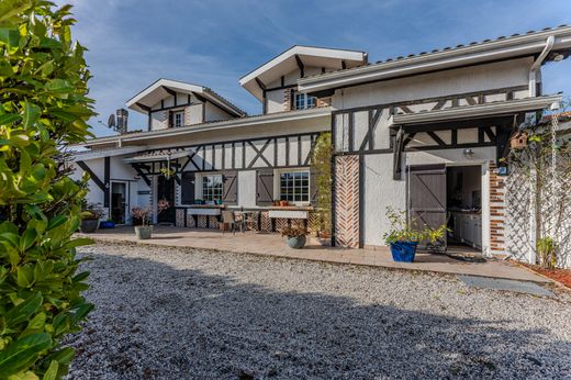 Luxus-Haus in Biganos, Gironde